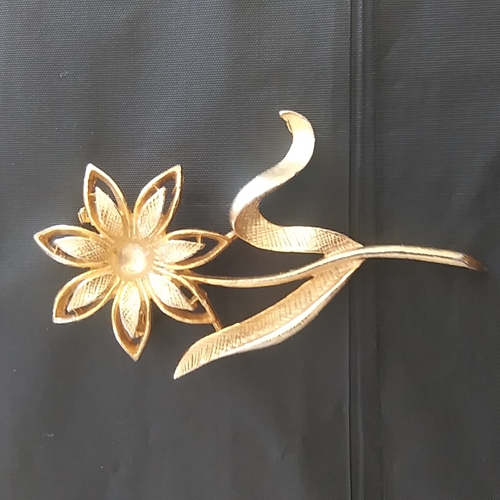 Gerry's vintage Flower brooch
